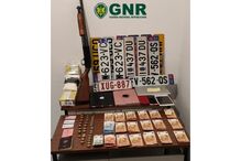 Material apreendido na detenção de Cédric Prizzon, suspeito de matar duas mulheres