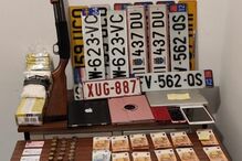 Material apreendido na detenção de Cédric Prizzon, suspeito de matar duas mulheres