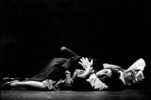 Espetáculo do Teatro da Cornucópia com atores no chão