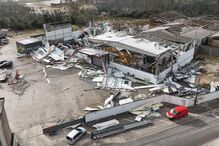 'Pensei que não ia voltar a ver os meus filhos': Moradores recordam perdas após tempestades que desmoronaram o País