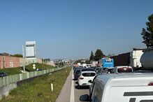 Um morto em colisão entre camião e mota na Ponte 25 de Abril. Trânsito está condicionado