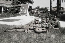 Militares em missão de saúde a um militar inimigo aprisionado