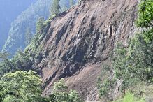Grande derrocada próxima de casas na ilha da Madeira
