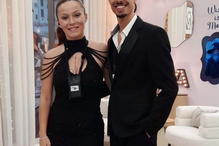 Casal posa junto num evento