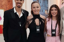 Pessoas posam juntas num estúdio de televisão