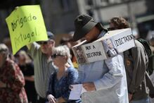 Americanos residentes no Porto manifestaram-se contra políticas de Trump