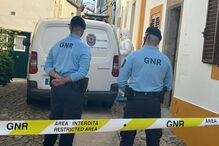 Suspeito de assassinar a mulher foge do local do crime e acaba por morrer em acidente de carro 