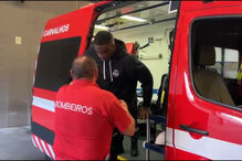 O momento em que Moga recebe assistência na ambulância no Dragão Arena devido a cheiro intenso no balneário
