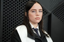 Homem que perseguiu Billie Eilish morre atropelado por comboio