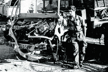 Junto à viatura onde Jacinto Pisco foi ferido devido à explosão de uma mina