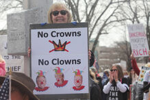 Manifestante no Kansas critica presidente Donald Trump e os dois senadores republicanos, Roger Marshall e Jerry Moran