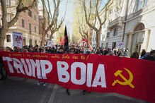 Italianos participam numa manifestação nacional contra a guerra, organizada pelo movimento 