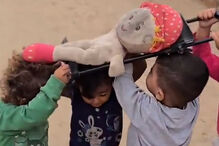 Vídeo emocionante mostra infância em Gaza: crianças brincam a imitar funeral