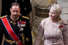 Haakon e Mette-Marit mostram-se num evento formal