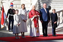 Charlene veste branco para receber o Papa, privilégio concedido a poucas mulheres