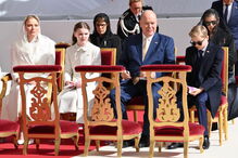 Charlene vestiu-se de branco para receber o Papa, um privilégio concedido a poucas mulheres