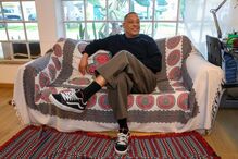 Carlão lança novo álbum com reflexões sobre a vida e carreira.
