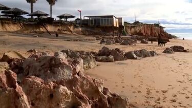 Sucessivas tempestades provocam estragos na praia do Forte Novo em Quarteira