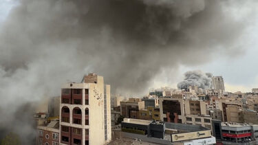 Explosões e nuvens de fumo: ataques atingem várias zonas da capital iraniana