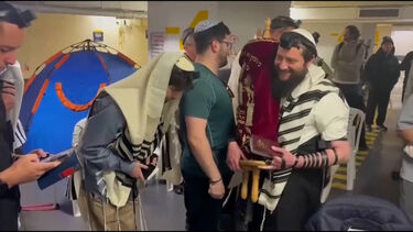 Em Telavive há quem se junte em estacionamentos subterrâneos para rezar 