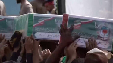 Milhares marcam presença no funeral das vítimas de ataque a escola no Irão