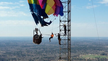 Balão de ar quente choca contra torre de telecomunicações no Texas