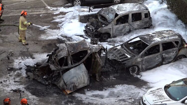 Veículos incendiados em Israel após intensos ataques aéreos iranianos 