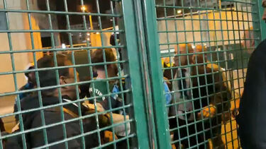 Tensão na saída do autocarro do FC Porto: adeptos do Sporting aproximaram-se da viatura e polícia teve de intervir