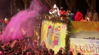 Milhões de pessoas celebram o festival Holi na Índia