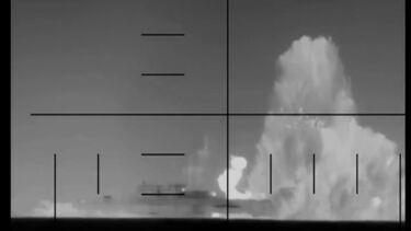 O momento em que navio de guerra iraniano é atingido por torpedo lançado pelos EUA 