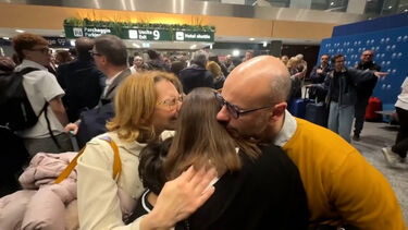 “Víamos os mísseis a passar pela janela”: a emoção na chegada a Milão de 200 estudantes italianos retirados do Dubai