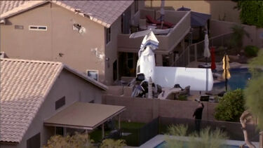 Avião despenha-se contra duas casas no Arizona e faz três feridos  