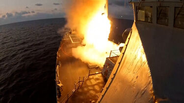 Vídeo mostra momento em que navio dos EUA lança mísseis Tomahawk durante operação militar no Irão  