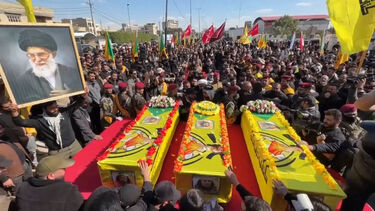 Imagens mostram funeral em Bagdade de membros da milícia mortos por ataque aéreo 