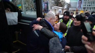 Prisioneiros de guerra ucranianos reencontram as famílias 