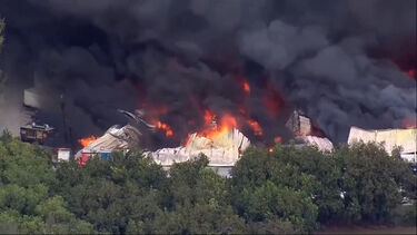 Incêndio deflagra em armazém na Flórida 