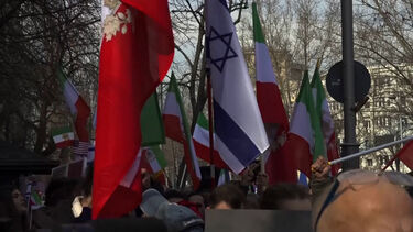 Membros da comunidade iraniana manifestam-se à frente da embaixada do Irão
