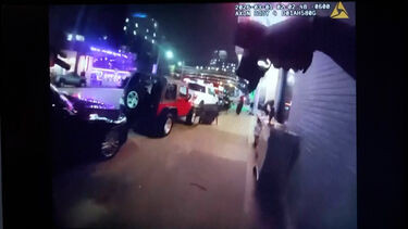 Imagens mostram vídeos da polícia de Austin a localizar suspeito de tiroteio num bar