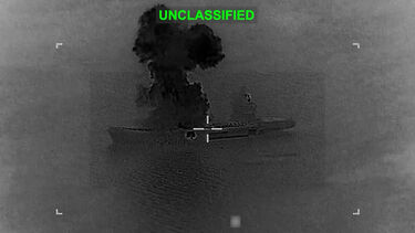 O momento em que EUA atacam navio iraniano usado para lançar drones 