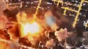 O momento em que Israel bombardeia bunker subterrâneo de Ali Khamenei no Irão 