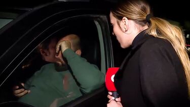 Equipa de reportagem do 'Doa a Quem Doer' confronta condutor que parecia vigiar os imigrantes e os jornalistas