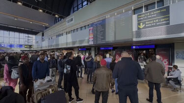 Dezenas de crianças romenas regressam a Bucareste após repatriamento do Médio Oriente