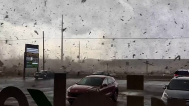 O momento em que um grande tornado atravessa cidade nos EUA e deixa um rasto de destruição 
