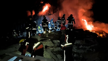 Pelo menos 10 mortos em ataque russo contra edifício residencial em Kharkiv 