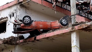 Ataques noturnos de Israel deixam pelo menos 16 mortos e um rasto de destruição em cidade do leste do Líbano 