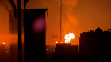 Explosões e grandes colunas de fumo iluminam céu de Teerão após vaga de ataques noturnos 