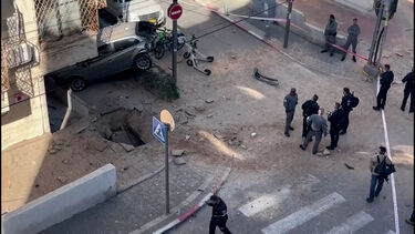 Míssil iraniano intercetado causa buraco em pavimento em Israel