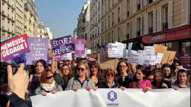 Gisèle Pelicot juntou-se a milhares de pessoas na marcha parisiense do Dia Internacional da Mulher 