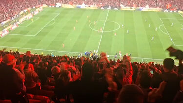 José Mourinho foi expulso após golo de Leandro Barreiro e fez gesto de 'pequeno'