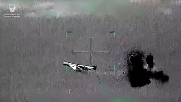 Emirados Árabes Unidos divulgam vídeo que mostra momento em que drone iraniano é intercetado e abatido